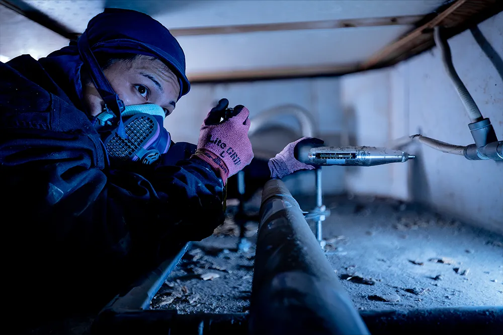 一心建設スタッフによる戸建住宅の床下基礎コンクリート補修工事の様子