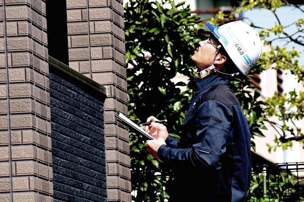 東京・神奈川・関東全域で住宅基礎コンクリートの診断・補修を行う一心建設スタッフ