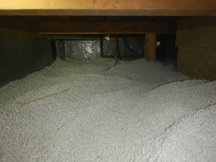 床下の湿度を整える調湿材施工