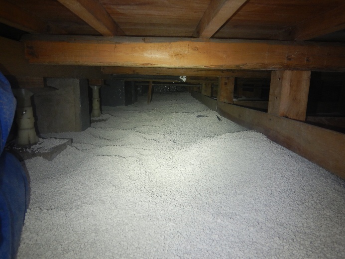 床下の湿度を整える調湿材施工