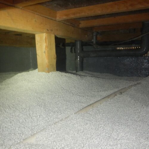 床下の湿度を整える調湿材施工