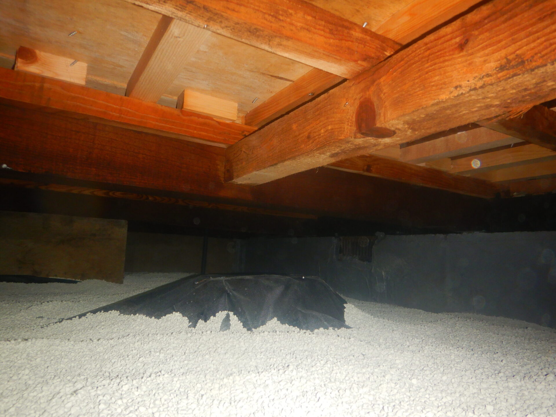 調湿材敷き込み施工